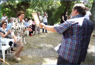 Angelita Zapatero acude a recibir de Cobin su diploma.