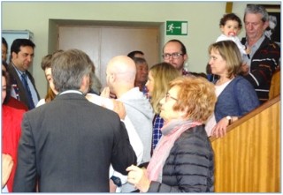 Foto inferior: Gerardo Fabin recibe felicitaciones, ante su madre (a al izquierda), Loli Fabin.  Espera turno, para hacer lo mismo, lida Crespo, madre del periodista y actual subdirector del diario La Provincia (de Las Palmas de Gran Canaria), Fernan