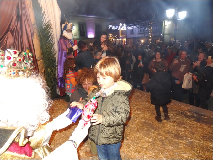 Nios recibiendo regalos hace un ao