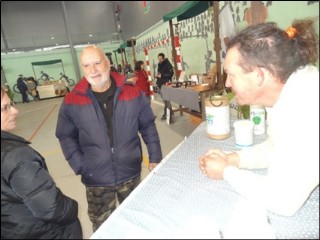 Javier Cvicos, dialogando con los vecinos de Madiedo, Mari Huerta y scar Sierra.