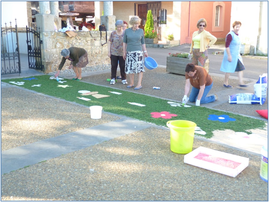 Mujeres haciendo alfombra floral en Torazo