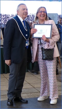 Alianza P�rez recibiendo el premio de manos de Joaqu�n Diego en su condici�n del C�rculo Gastron�mico de los Quesos de Asturias