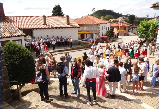 Ambiente distendido, all final de la subasta, con la Banda de San Martn del Rey Aurelio actuando
