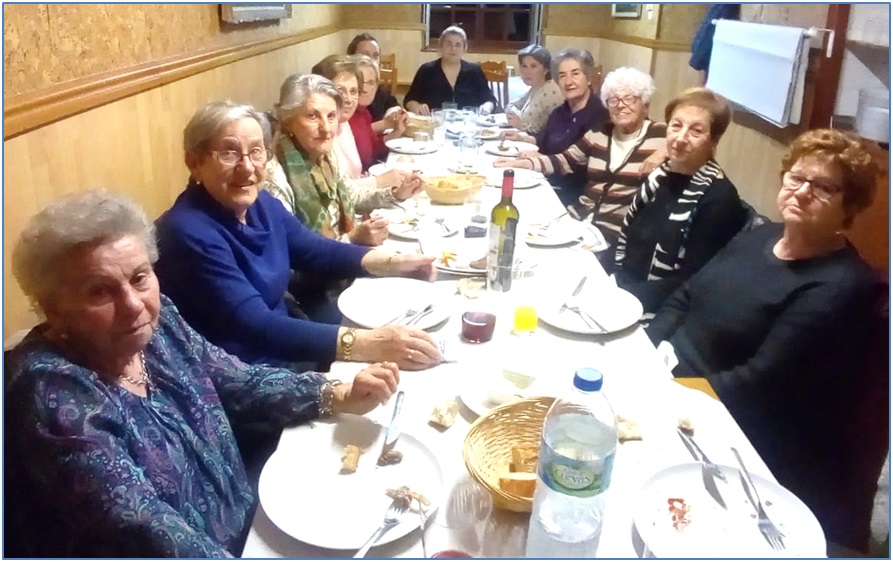 Asistentes a la fiesta de comadres en Torazo