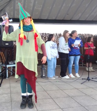 El duende Cris, con el jurado (Candela Garca, Mara Prez, Mara Costales y Mara Arce).