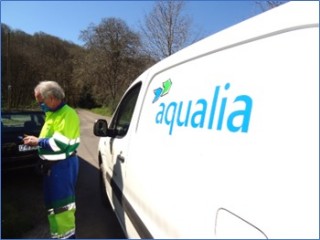 El operario de Aqualia en el Concejo, Jos Manuel Corrales Fano, durante un servicio.