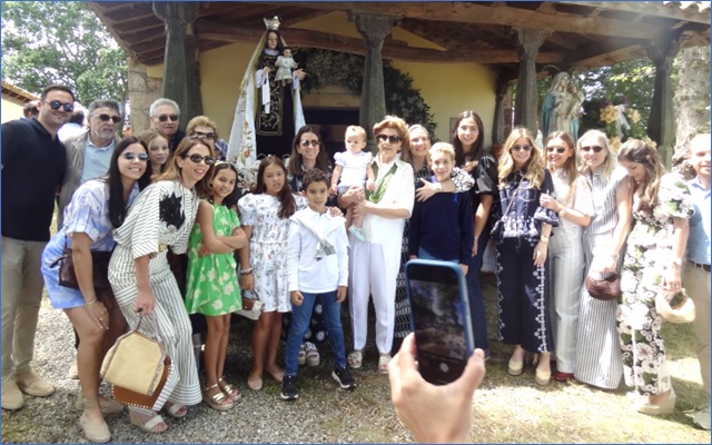 Finalizada la procesin, varios grupos se fotografiaron ante la Virgen. Aqu, la Familia Gonzlez Cuadra, de gran fervor y apoyo hacia la Fiesta.