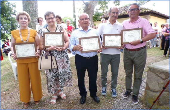 Por la izquierda, Ana Mar�a Riestra, familiar de Juan Manuel Espina, Juan Manuel Garc�a Valle, Jos� Andr�s Vega y Vicente Alonso, con sus diplomas.