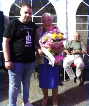Ana Piedad Coviella Fernndez (quien recibi diploma acreditativo y un ramo de flores). En esta foto, con quien le hizo la entrega, Alejandro Casquero (con camiseta de la Asociacin).