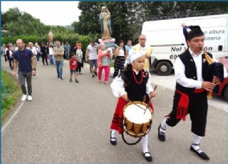 La procesin, con los gaiteros locales Llara y Pelayo, camino del Santuario. | EL ECO