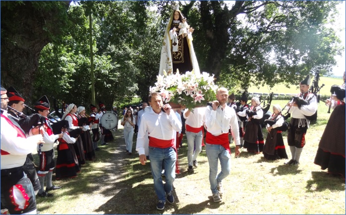 La Banda de Gaitas Villa de Xixn haciendo pasillo a la procesin.