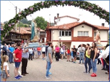 Imagen de el encuentro entre la Virgen de La Velillina y la Virgen del Rosario en Arboleya