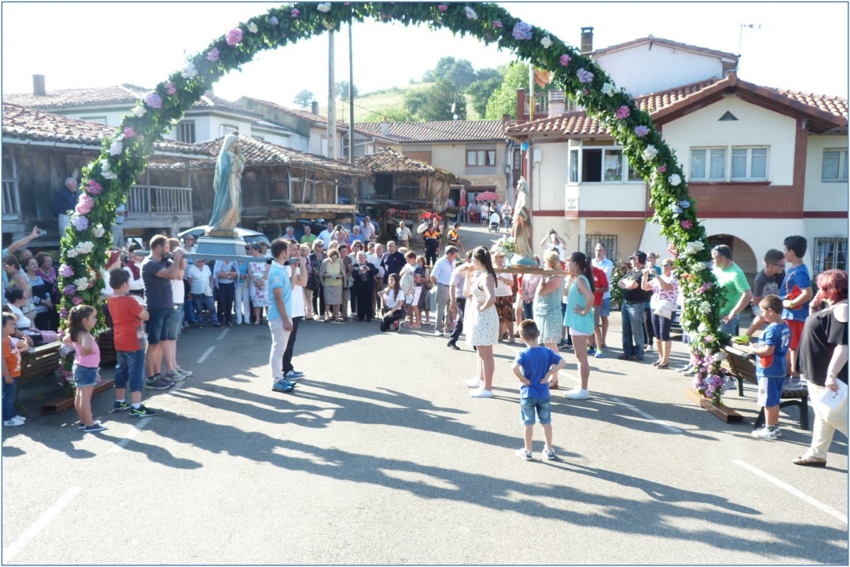 Imagen de la pgina 5: El Encuentro, en la Plaza del Carmen, bajo el arco floral, con los ms mayores leyendo y entonando canciones./ Foto: Antonio Tosal.