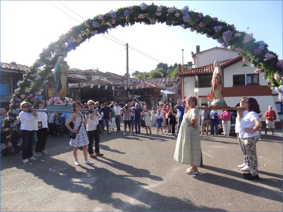 Encuentro de Vrgenes en Arboleya, el 12 de julio. La del Rosario peregrin desde Vin y La Velillina desde el Santuario. A la entrada al pueblo, Llara y Pelayo Rubio las recibieron con tambor y gaita.