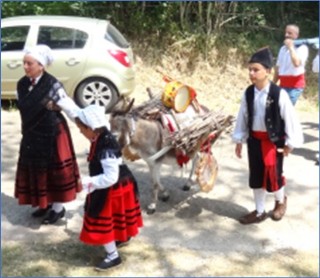 Judiith con su hijos y la burrina