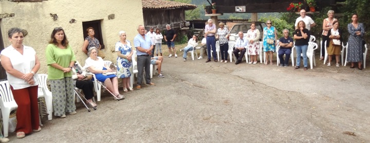 Asistentes a la fiesta fuera de la capilla