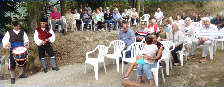 Asistentes a la fiesta fuera de la Capilla