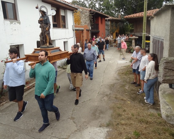 La procesin, en la zona ms baja del pueblo, con el Santo