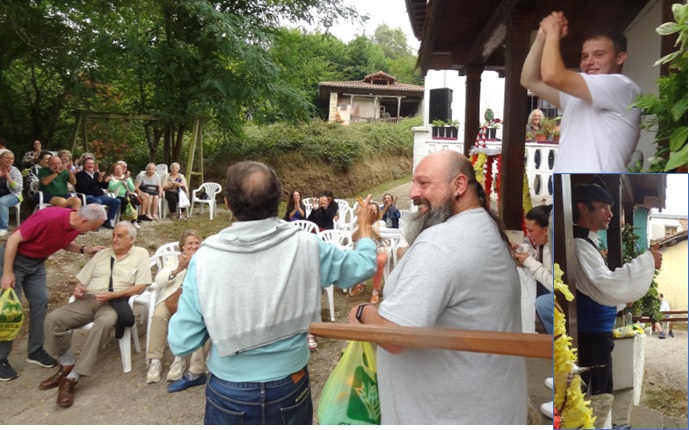 Hugo Gonzlez agradece al pblico sus aplausos. Al fondo, en la terraza, el amplificador de msica; y delante -con barba-, Carlos, su promotor.