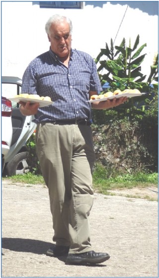 Asistente a la fiesta con bandejas de pinchos