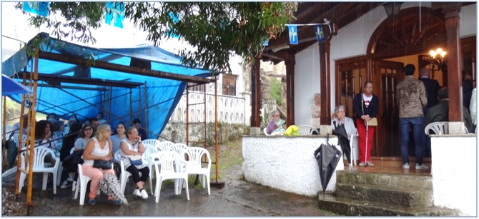 La carpa improvisada, durante la Misa, con zona de sillas vacas, donde sola sentarse el benefactor de Incs./ Fotos: EL ECO