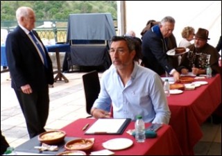 En la foto, Joaqu�n Diego depositando muestras para probar; y Jos� Luis Rodr�guez Corripio (secretario), atento.