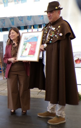 Con el diploma de la Cofrad�a (de nueva De M�rito), que le entreg� Vicente.