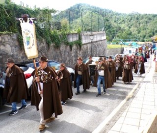 El desfile c�vico, en pos del cuadro, en El Vall�n.