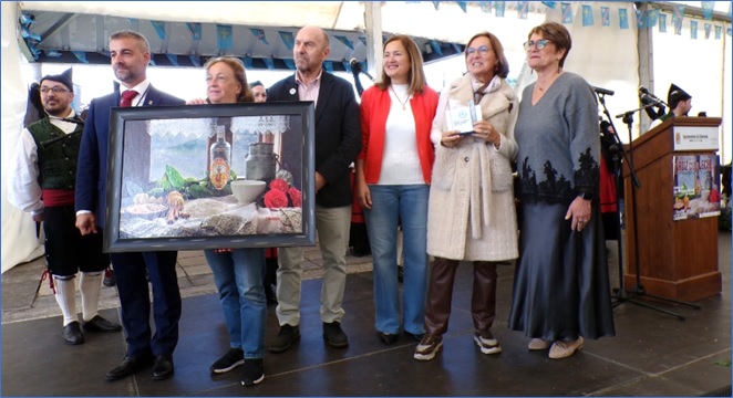 De izquierda a derecha, el gaitero Rom�n Cuadra (de Arriondo), el Alcalde cabran�s, la representante de �Casa Narciandi�, Juan Cofi�o, Bego�a L�pez, Mar�a Antonia Riego y Esther Freile.