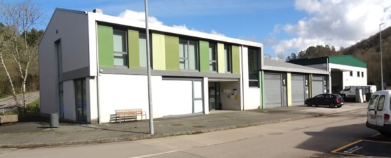 Edificio del Vivero de Empresas y naves adyacentes, en el Parque industrial de Sales-Santa Eulalia.