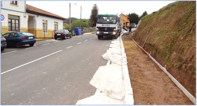 Realizando trabajos de hormigonado delante de las Escuelas de Santa Eulalia