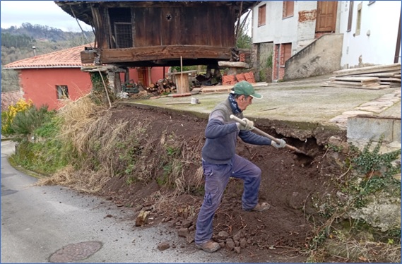 Trabajando en una reparaci�n. En la foto de la p�gina 15, al volante del nuevo cami�n el�ctrico del Ayuntamiento, el pasado 12 de marzo. | Foto: Efr�n Riestra