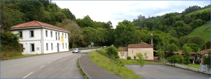 Panor�mica de ubicaci�n, �en un sitio estrat�gico�, con la panera a la derecha, en el centro la iglesia y a la izquierda el Museo de la Escuela Rural de Asturias.