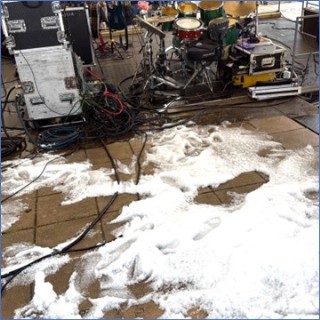 Imagen facilitada por el Grupo Assia, con restos de granizo y agua a punto de afectar a sus equipos, en la carpa del Festival.