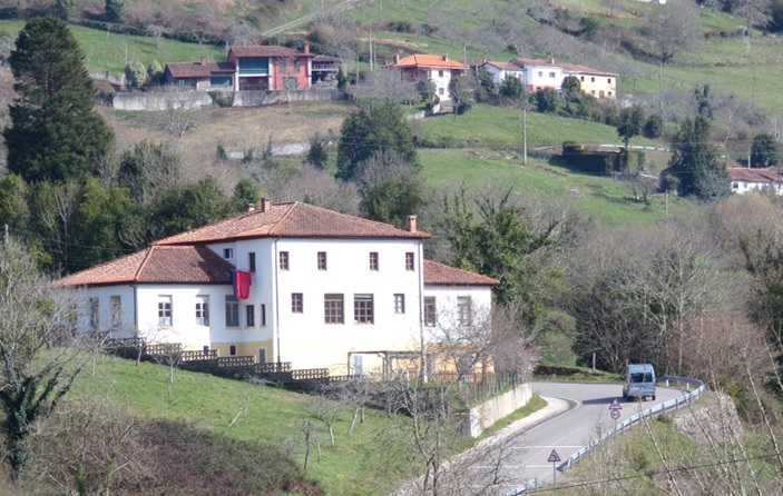 Ropa tendida el lunes, 23 de febrero, en el edificio escolar, con Bospol�n en la zona superior.