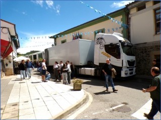 El cami�n del Grupo Assia descargando su equipo, en foto tomada a las 14:14, con cielo limpio. La inclemencia fue s�bita.