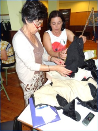 Enedina y Loli en el Taller de Confeccin del centro escolar de Torazo, en agosto de 2018. | EL ECO, Archivo.