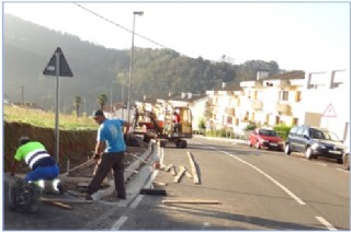 Antigua farola y postes desnudos de otras nuevas, frente a los pisos, en Santa Eulalia./ EL ECO