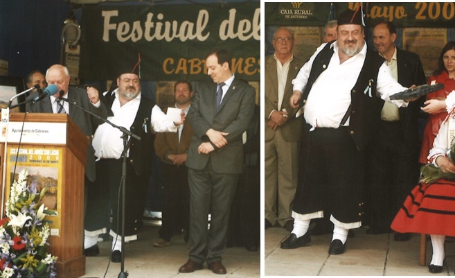 Pendiente siempre de todos los detalles del Festival, Laureano ense�aba al entonces Alcalde cabran�s, Alejandro Vega, una nota en la edici�n de 2009. A la izquierda, al micr�fono, Jos� Antonio Fidalgo (fallecido en diciembre pasado). Y en la imagen de la