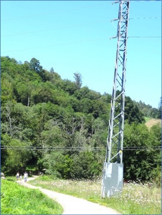 Torreta de conduccin elctrica de alta tensin, en el paseo fluvial./  EL ECO