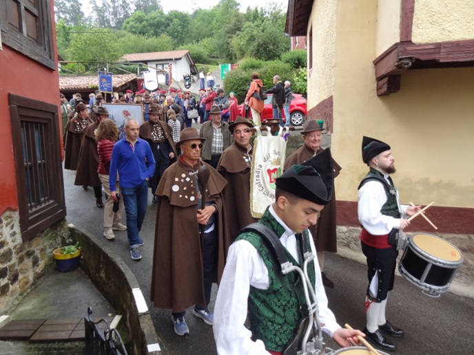 Imagen de La cofrad�a del Arroz con Leche hace un a�o durante su recorrido durante el Festival del Arroz con Leche
