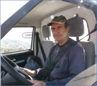 Jose Andr�s en uno de los vehiculos municipales