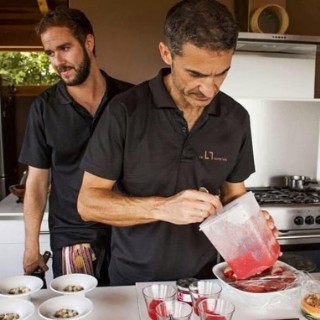 Carlos y Jos� Antonio Gallego, haciendo unos preparados.