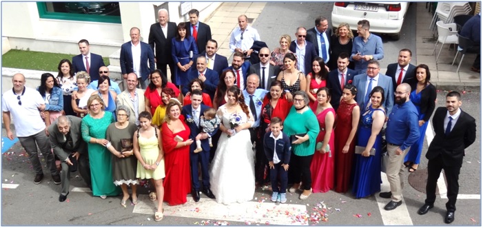Los novios con una amplio grupo de familiares y amigos