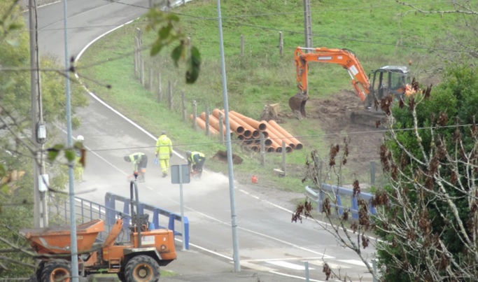 OCTUBRE DE 2023.Trabajos de rotura del asfalto junto al puente sobre el r�o Sales para conectar el nuevo saneamiento de la cuenca de ese r�o con la red que lleva a la estaci�n de Vegapall�a. Esta obra actualmente permite el servicio de los pueblos de Madi