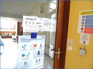 Acceso interior al Consultorio cabrans, en la planta baja del Ayuntamiento. / EL ECO