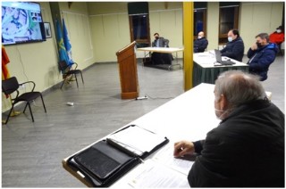 Imagen del Pleno, con cuatro corporativos presenciales y otros cuatro en pantalla./ EL ECO
