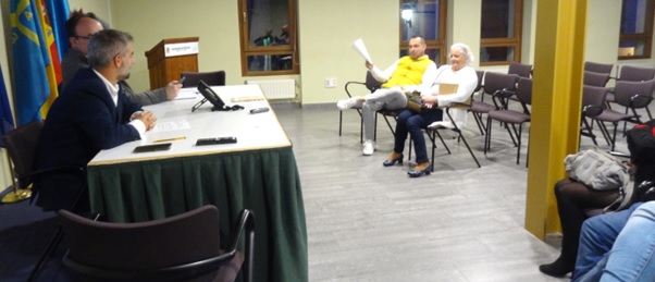 Gacel Snchez (al fondo, con papeles en la mano), dirigindose al Alcalde.