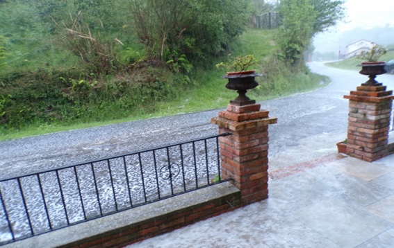 R�o de agua y granizo en Casa del R�o el 10 de mayo, a las 14:58, con Santa Eulalia al fondo, difuminada  por la fuerza del temporal.