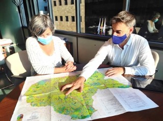 Gerardo Fabin explica a la directora general, sobre el mapa del Concejo, la zona de los nuevos asentamientos tursticos, en torno a  Incs. / Gobierno de Asturias